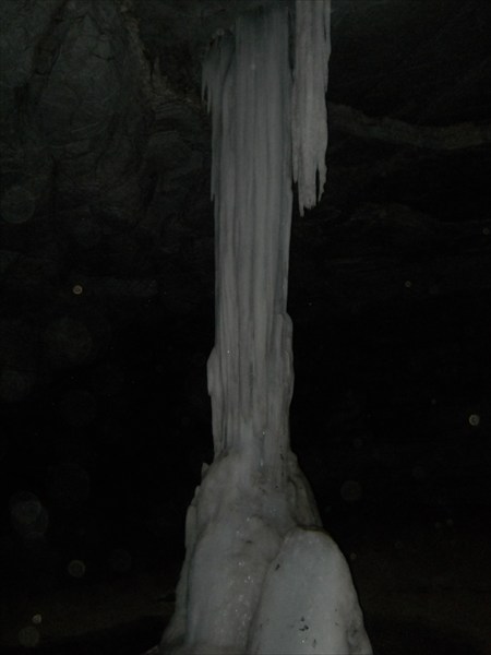 Пещера встречает ледовым великолепием